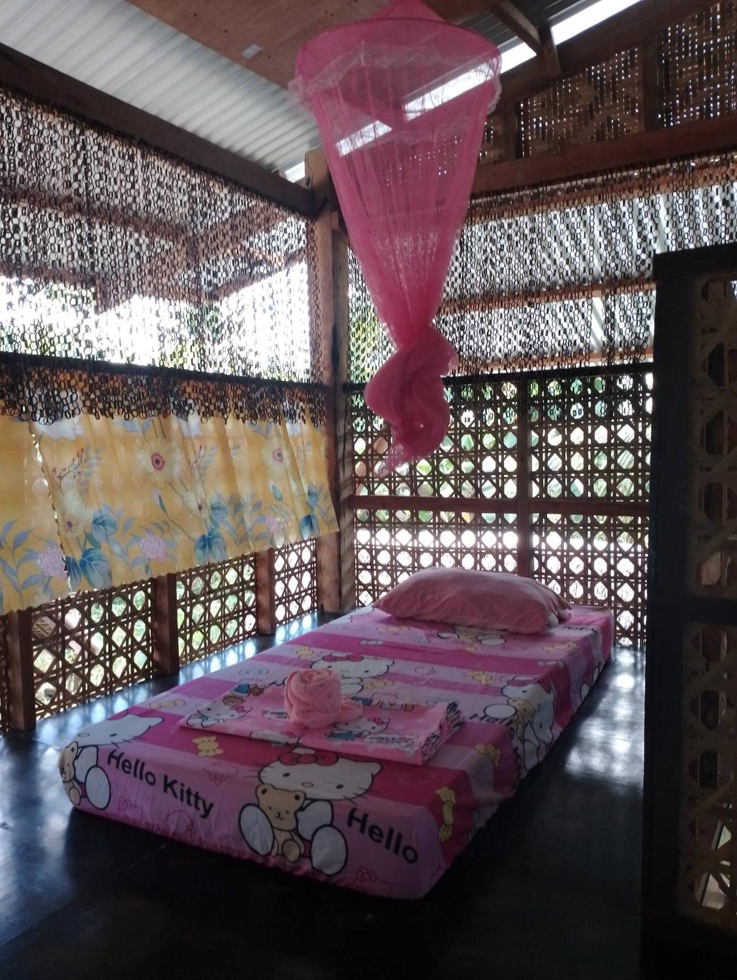 Lhoyjean Garden Hostel Batuan Rum bild